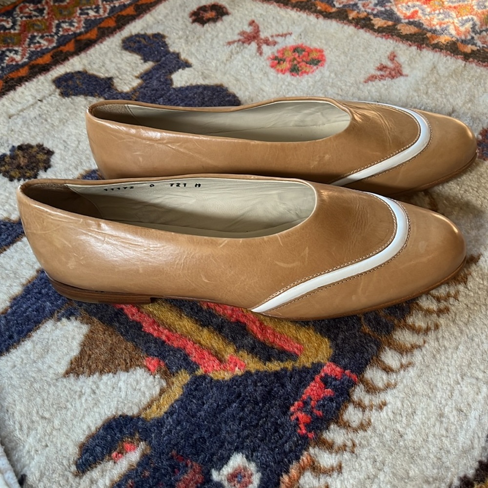 NWOT Vintage Joan & David leather loafers. Tan with white piping detail. Size 9 - Picture 2 of 6
